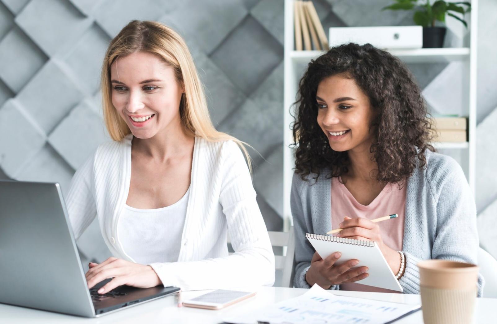 Teilnehmende bei einer Gruppenübung zur Verhandlungsführung