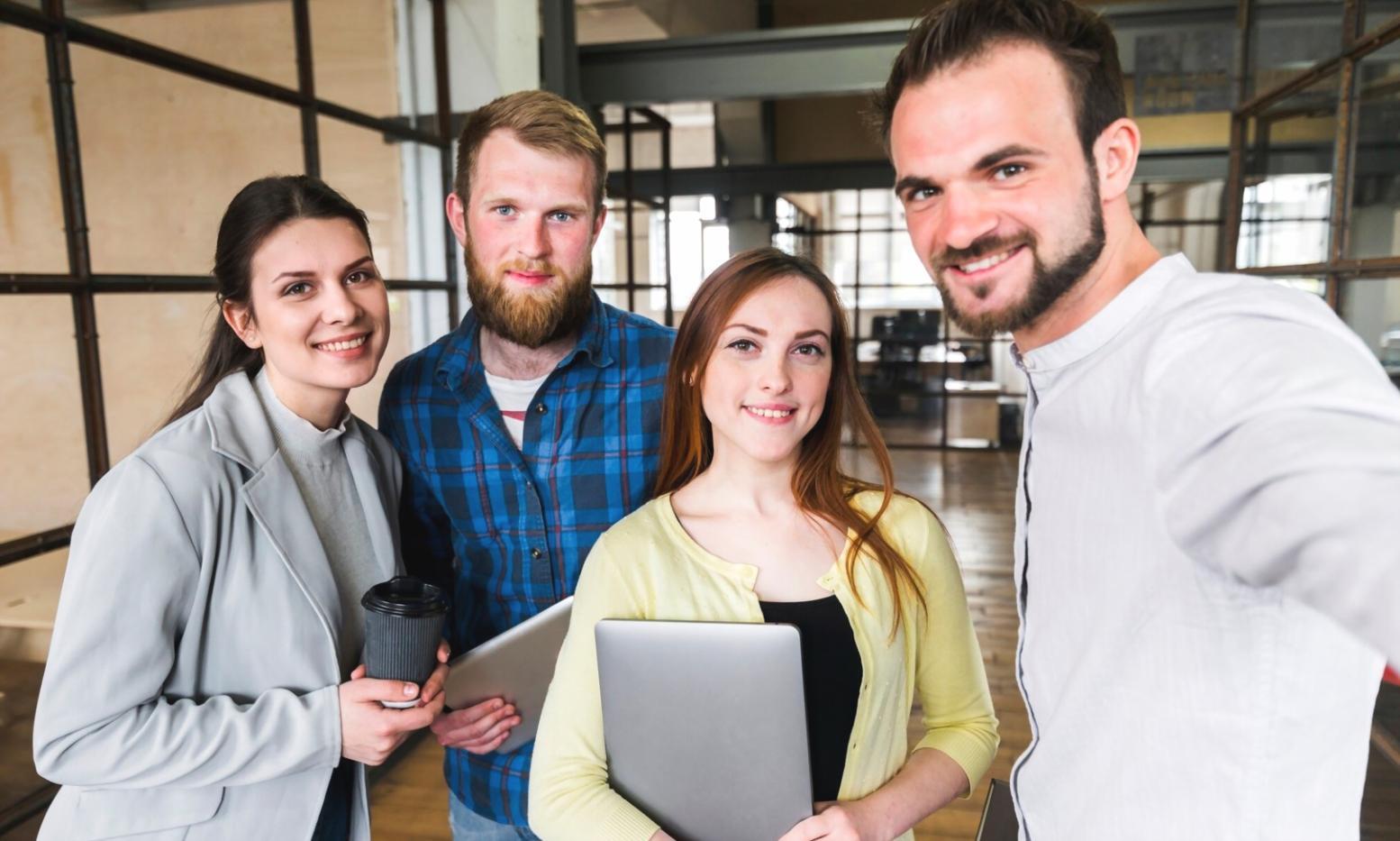 Teilnehmer in einer interaktiven Verhandlungssituation während eines Workshops