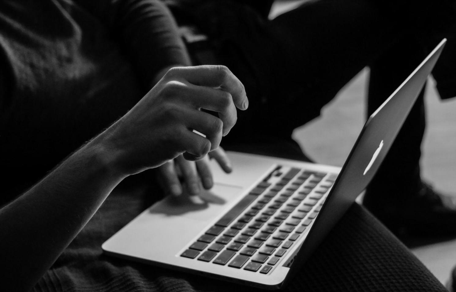 Abschlusszertifikat-Übergabe an erfolgreiche Absolventen