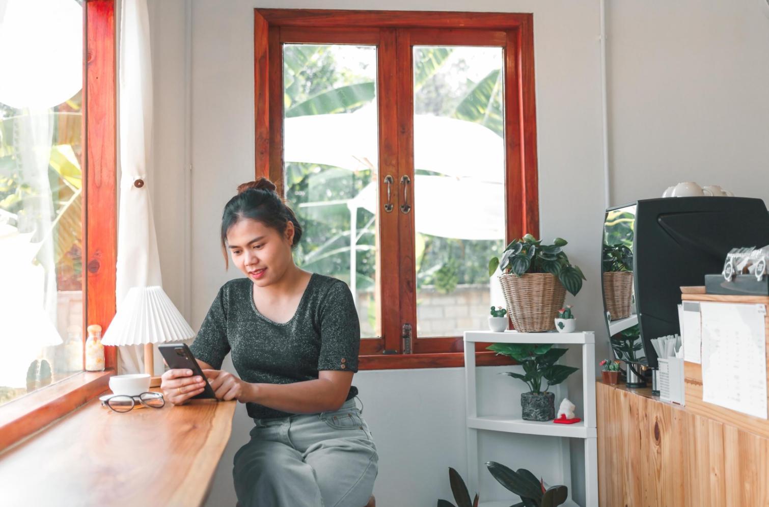 Teilnehmer bei der Gruppenarbeit an Verhandlungsszenarien