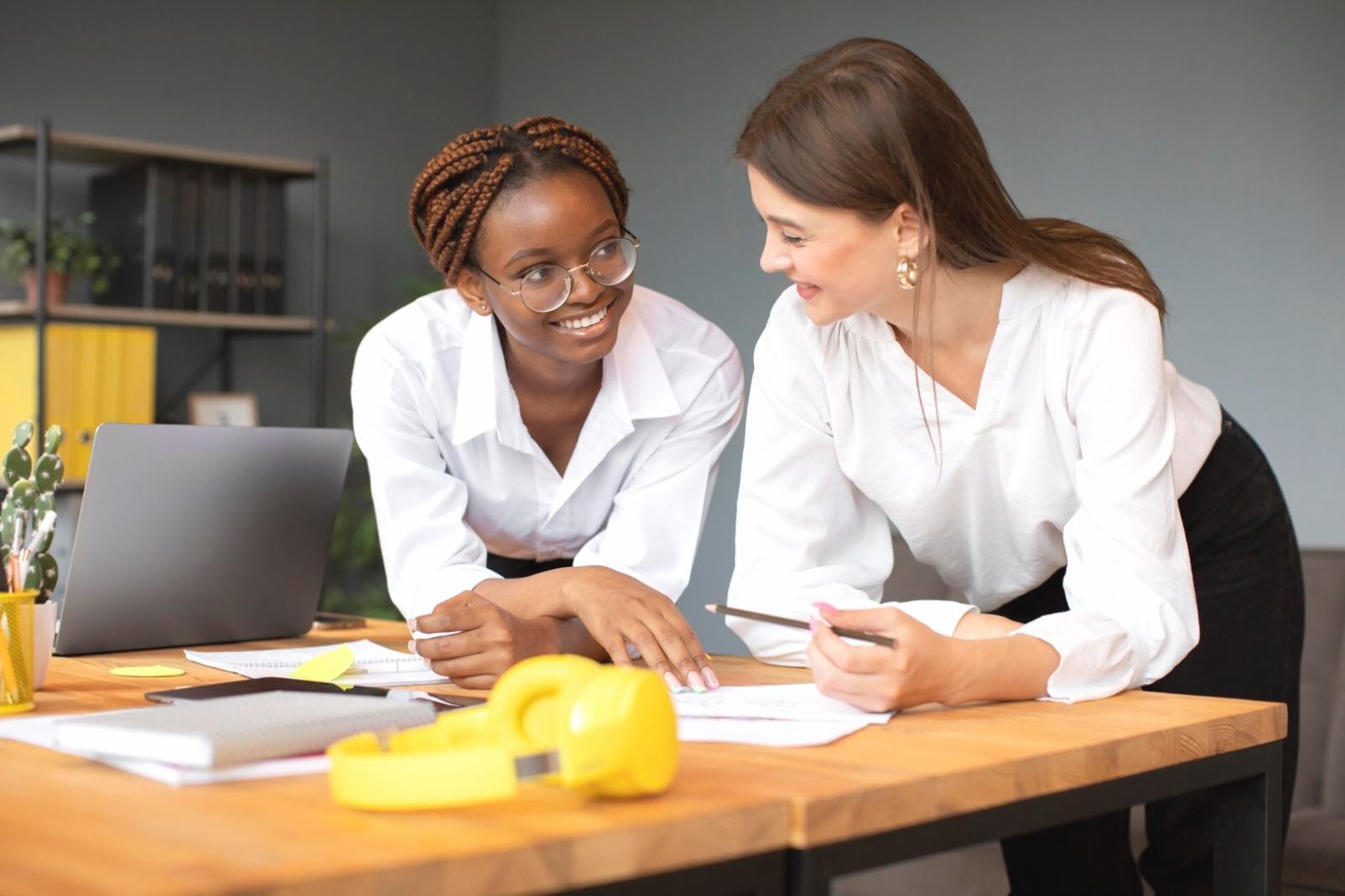 Teilnehmer bei der Arbeit an Verhandlungssimulationen