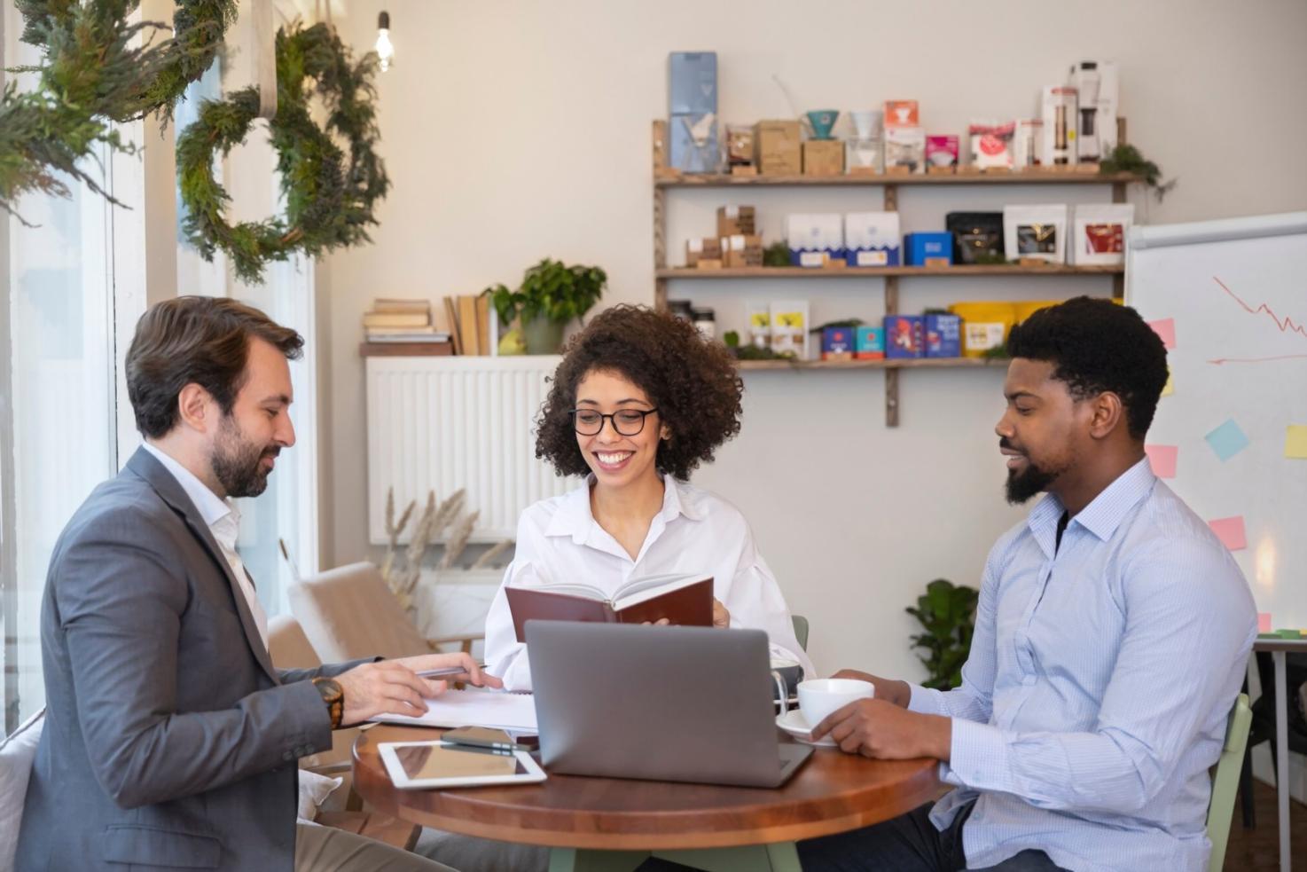 Trainer bei der Besprechung von Verhandlungsergebnissen